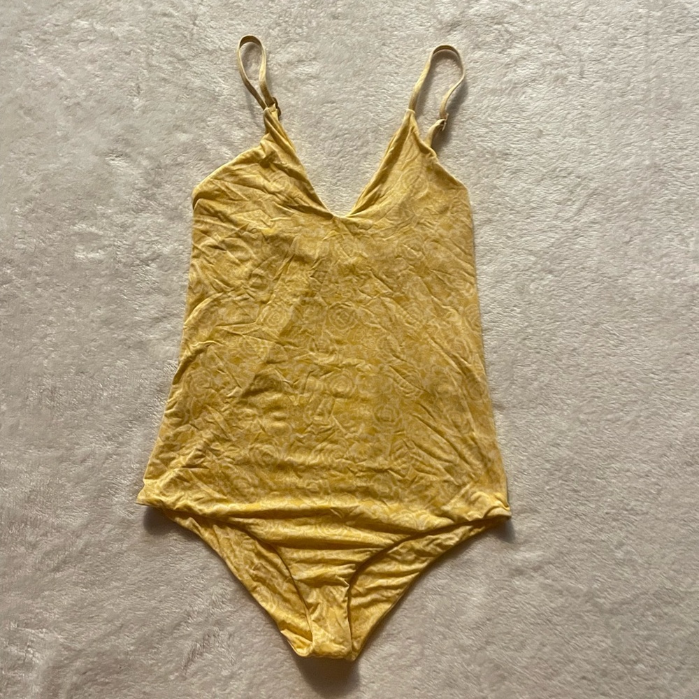 Acacia one piece size petite fits small-small medium